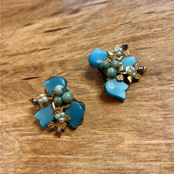 Vintage Clip-on Earrings - Picture 2 of 4